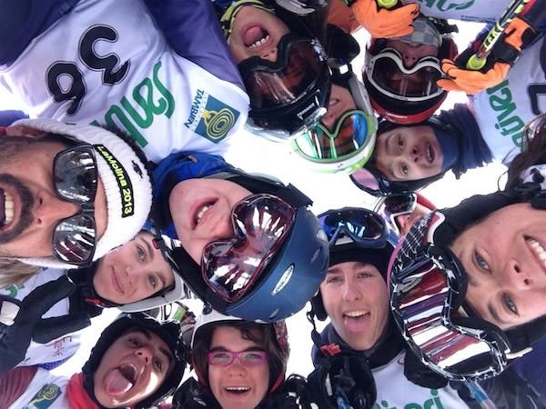 Grupo de Jóvenes esquiadores
