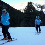 Josep y entrenador esquiando