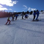 Grupo esquiando