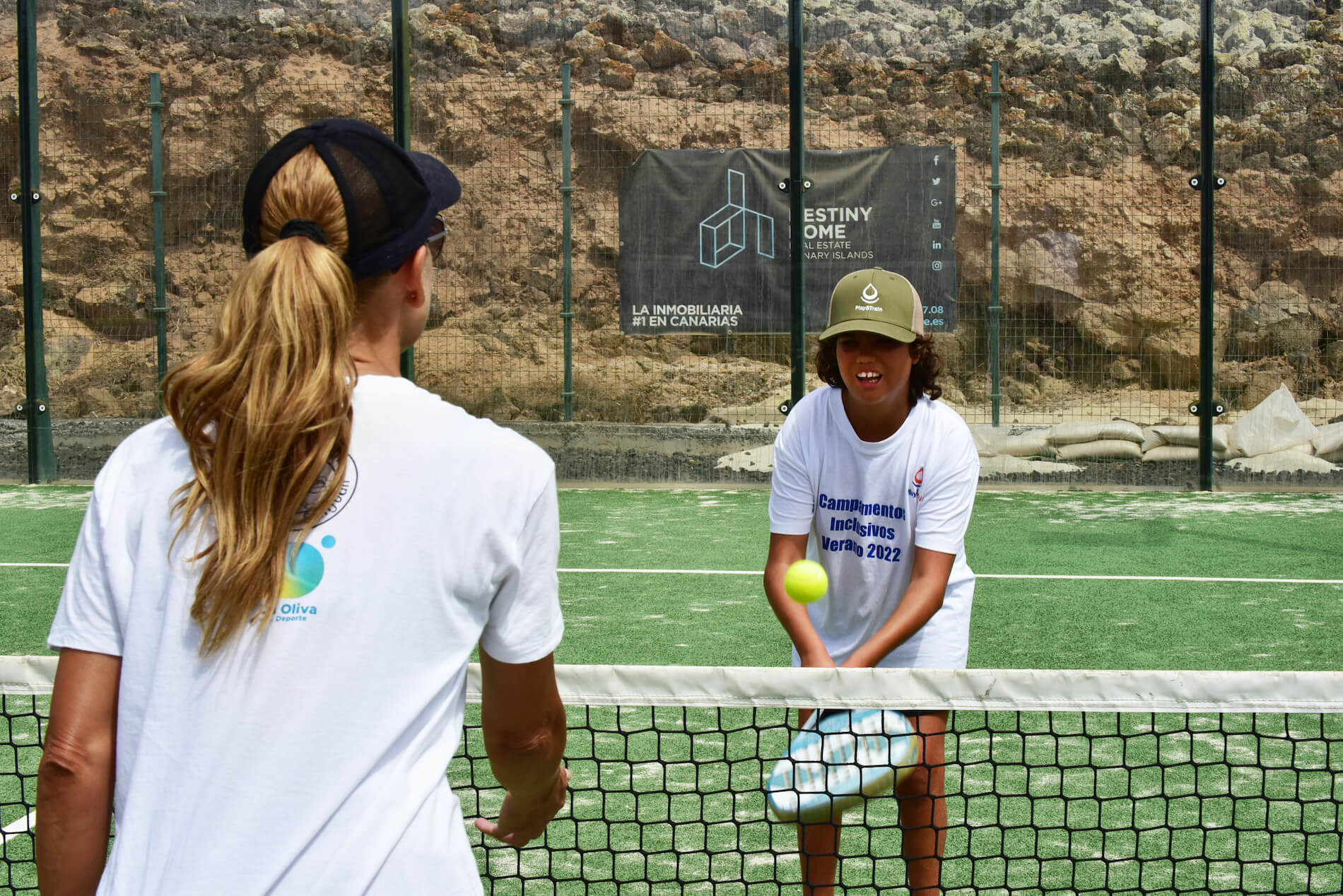 Niña jugando a pádel como parte del Campamento Inlcusivo de La Oliva