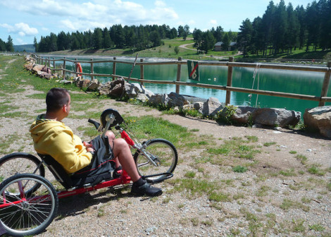 Persona con discapacidad en handbike playa and train